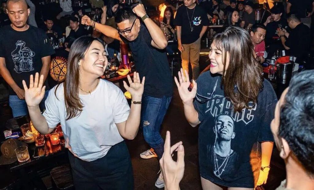 HW Helens Live Bar Gunawarman crowd