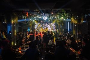 atmosfer dalam 80 PROOF Bar Club