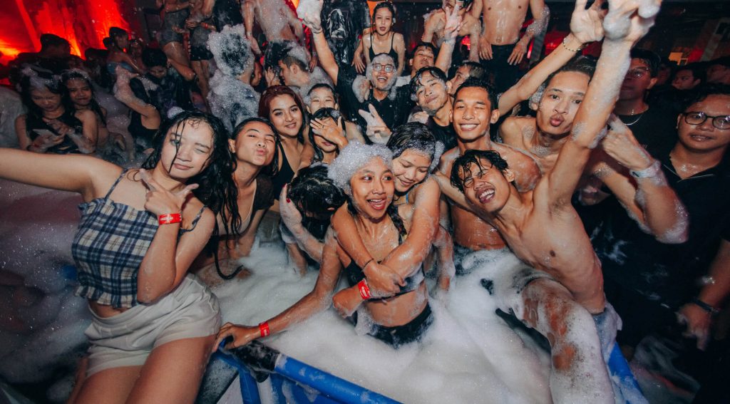 kemeriahan foam party Big Brother Kemang