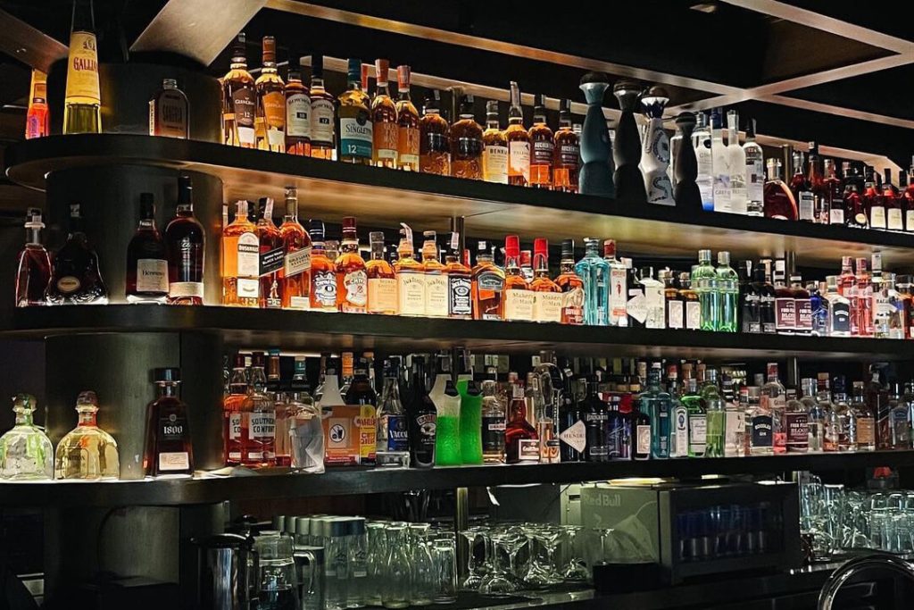 minuman alkohol pada etaalse bar-dan-nightclub-jakarta
