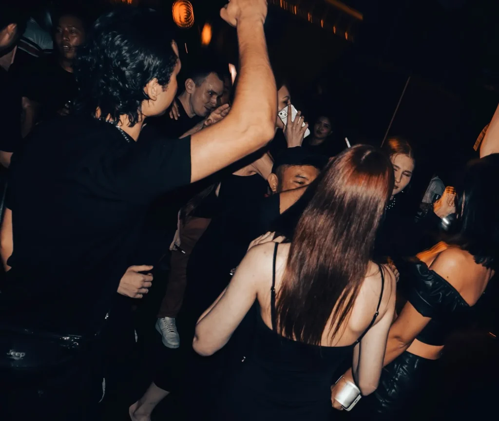 bar mr hans crowd interior