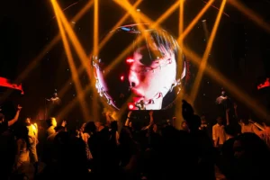 Suasana dance floor Sparta Live Bar, crowd ramai dan lighting club aktif